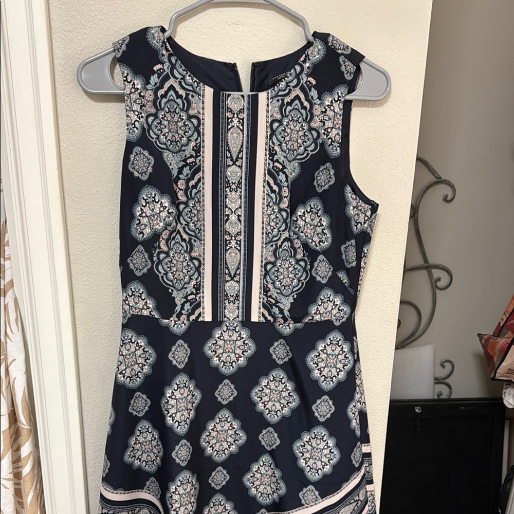 Ann Taylor - Navy and Cream Patterned Sleeveless Dress 👗